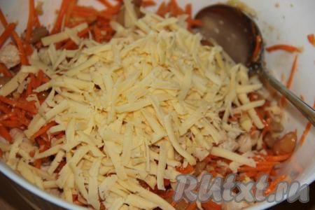 Сыр, натертый на крупной тёрке, добавить в салат, перемешать.