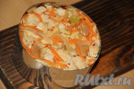 Для того чтобы убрать лишний жир, выложите жареный картофель на бумажное полотенце и дайте ему остыть. Если подавать будете в большом салатнике (не порционно), тогда добавьте картофель в салат и перемешайте. Если вы планируете подавать салат с консервированной белой фасолью и курицей порционно (как это сделала я), тогда выложите салат в форму с бортиками, хорошо утрамбуйте.