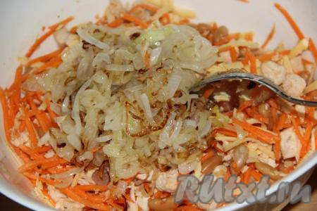 Затем в салат выложить остывший лук вместе с растительным маслом из сковороды (лук с маслом и станут заправкой для салата из белой консервированной фасоли и курицы).