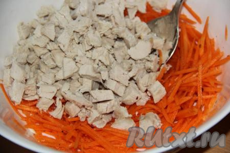 Соединить морковь и курицу, перемешать.