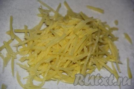 Картофель очистить и натереть на тёрке для моркови по-корейски (можно нарезать его на тонкие брусочки).