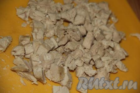 В подсоленной воде отварить куриную грудку до готовности (я отвариваю грудку в течение 20 минут). Остудить грудку в бульоне, а затем вынуть из бульона и нарезать на средние кубики.