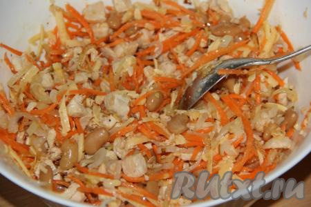 Посолить салат по вкусу и перемешать.