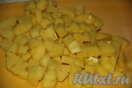 Морковь, картофель и лук очистить. Картошку нарезать на небольшие кубики.