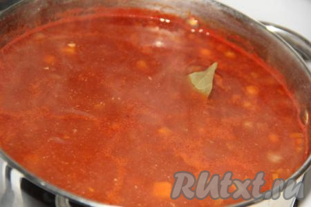 Варить куриный суп 5 минут, затем добавить лавровый лист, посолить, выключить огонь и&nbsp;дать настояться минут 10-15 под крышкой.