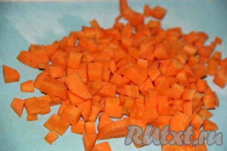 Нарезать морковку на небольшие кубики.