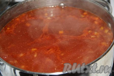 Когда картофель с морковкой будут полностью готовы, выложить лук с томатной пастой в куриный суп, перемешать.