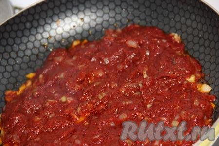 Томить лук в томате на медленном огне минуты 2-3. Паста должна хорошо прогреться.