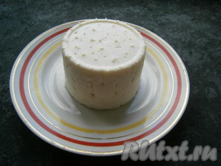 Сверху прикрыть творог марлей и поставить небольшой гнет (баночку с водой, например), дать ему полностью остыть, после чего поместить в холодильник на 40-60 минут. По прошествии времени сыр приобретет среднюю плотность. Если нужно, чтобы сыр был поплотнее, выдержите его под прессом большее время. Извлечь сыр из формы.