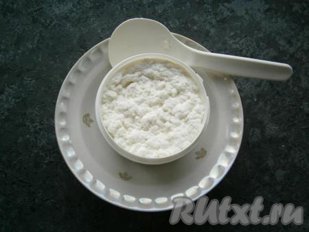 Творог переложить в пластиковую формочку (или ведерко), сделав на дне и по бокам небольшие отверстия (чтобы сливалась оставшаяся сыворотка). Хорошо утрамбовать творог в формочке. Под формочку подставить глубокую тарелку, чтобы сливалась сыворотка.