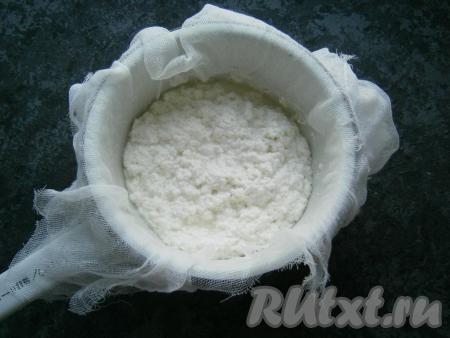 Дуршлаг застелить марлей, сложенной в 3-4 слоя, отцедить через марлю творог. Сыворотку можете использовать в дальнейшем для выпечки.