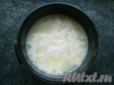 Выставить режим "Мультиповар", температуру 100 градусов на 45 минут. Если такого режима нет, выставляйте режим "Варка" также на 45 минут. При периодическом помешивании, не закрывая крышку мультиварки, довести молоко до кипения, затем мультиварку выключить. Сразу всыпать в молоко лимонную кислоту и начать аккуратно перемешивать, постепенно начнёт образовываться творог, который отделится от сыворотки.