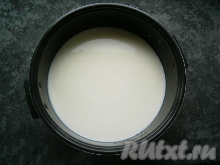 Молоко налить в чашу мультиварки, добавить соль, перемешать.