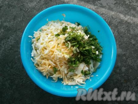 Зеленый лук и укроп мелко нарезать&nbsp;и вместе с пропущенным через пресс чесноком добавить в салат.