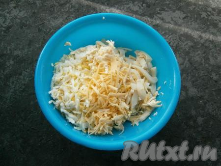 На крупной терке натереть полутвердый сыр, вареные яйца и плавленный сырок. Кальмаров нарезать соломкой и выложить в салат из сыра и яиц.