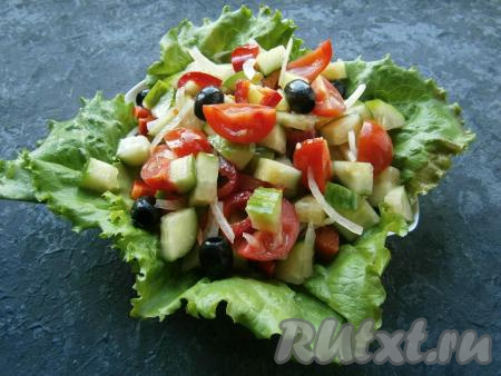 Листья салата промыть, обсушить и выложить их целиком на тарелку (или в салатник). В салат добавить целые оливки, соль, чёрный молотый перец, немного орегано, влить оливковое масло и лимонный сок, перемешать и выложить на листья салата.