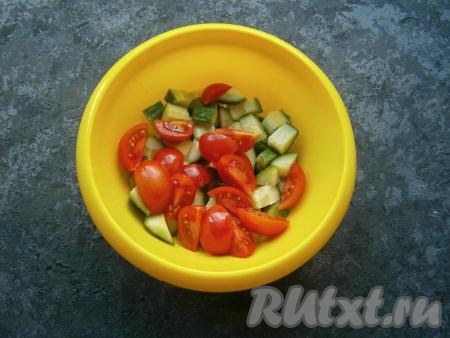 К огурцам, нарезанным средними кубиками, выложить&nbsp;помидоры черри, нарезанные на 2-4 части.