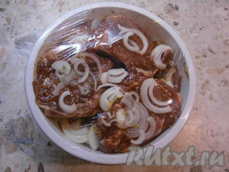 Миску с мясом затянуть пищевой пленкой и отправить в холодильник на 10-12 часов.