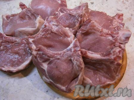 Свиные стейки вымыть и обсушить бумажными полотенцами.