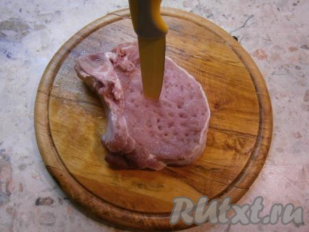 Каждый стейк отбить немного молоточком и наколоть ножом.