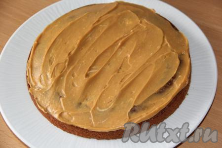 Собрать торт. Корж выложить на плоскую тарелку и смазать кремом.