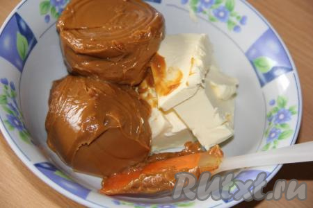 Для приготовления крема соединить размягченное сливочное масло и варёную сгущёнку.