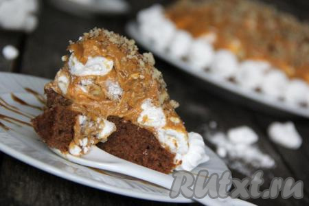 А так выглядит&nbsp;мой бисквитный торт с безе, сгущёнкой&nbsp;и орехами&nbsp;в разрезе. Очень вкусно, попробуйте!