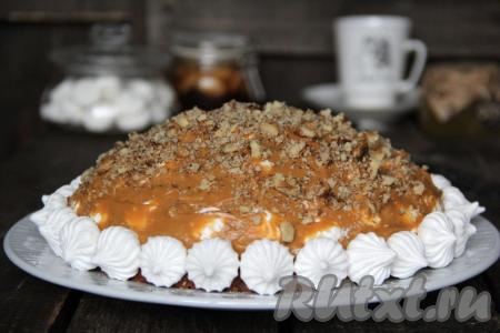 Украсить торт по желанию, я по периметру выложила полосочку безе. Вот такая красота получилась.