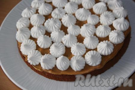 Затем выложить слой безе. Если безе крупное, то лучше его&nbsp;поломать.