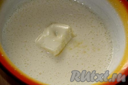 Добавить мягкое сливочное масло и ещё раз взбить.