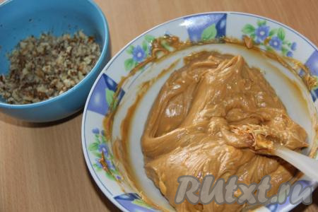 Лопаткой перемешать крем до однородного состояния. Орехи крупно порубить.