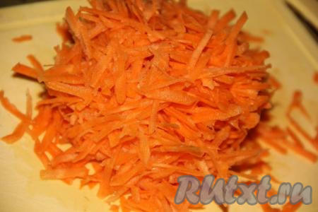 Затем к луку выложить натертую морковь и обжарить в течение 5-7 минут, периодически перемешивая.