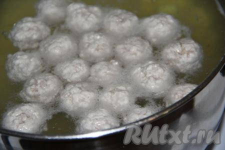 Из фарша сформировать круглые шарики (фрикадельки) размером с грецкий орех. Выложить фрикадельки и нарезанную картошку в кипящую воду, довести до кипения.