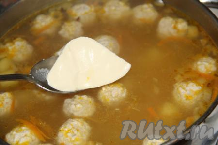 Сразу добавить плавленный сыр в суп с фрикадельками.