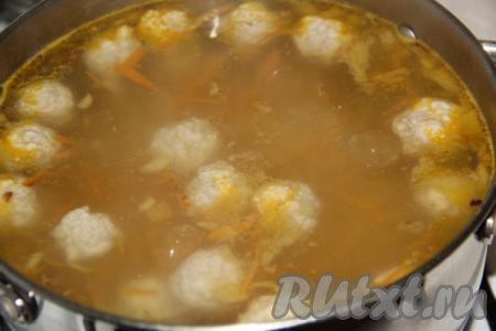 Обжаренные овощи добавить в суп с фрикадельками и варить минут 5.