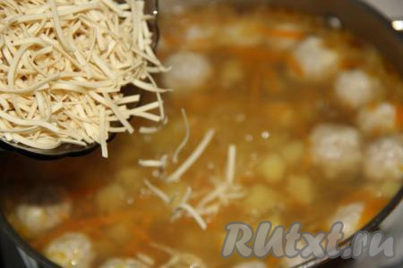 Затем всыпать лапшу (или другие макаронные изделия).