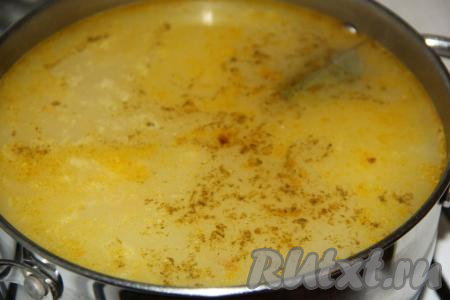 Добавить соль, специи и томить суп до полного растворения сыра, иногда помешивая (примерно, 5 минут), накрыть кастрюлю крышкой и снять с огня. Дать настояться минут 25.