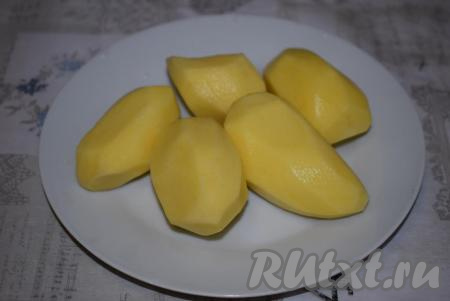 Картофель чистим и промываем под холодной водой. У меня картофель не крупный, поэтому я взяла 5 клубней, обычно на это количество воды беру 3 крупных картофелины.