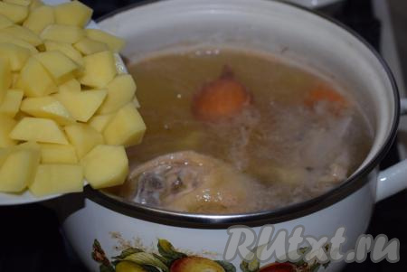 Добавляем в&nbsp;бульон&nbsp;картофель и доводим бульон&nbsp;до кипения на сильном огне. С момента закипания уменьшаем огонь и продолжаем варить картошку еще, примерно, 12 минут (до легкого разваривания картофеля).