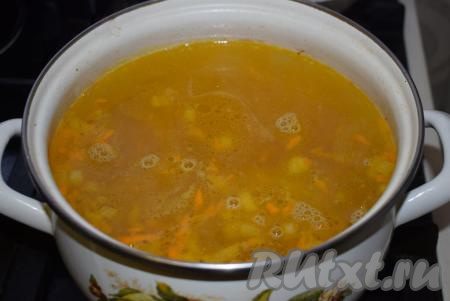 Когда картофель будет практически готов, вынимаем&nbsp;из бульона куриное мясо, луковицу и морковь. Лук&nbsp; выбрасываем, а вареную морковь можете нарезать в салат или&nbsp;применить по своему усмотрению. Куриное мясо отделяем от костей, режем на небольшие кубики и вместе с овощной зажаркой отправляем в бульон с картошкой.