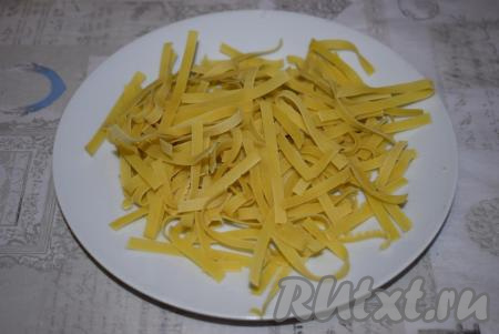 Лапшу ломаем на небольшие кусочки и добавляем в куриный суп с картофелем.