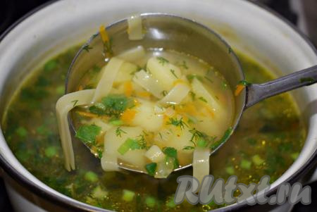 Наш чудесный&nbsp;куриный суп с картофелем и лапшой&nbsp;готов, он получается очень ароматным&nbsp;и вкусным.&nbsp;Подаем его горячим, разлив по тарелкам.