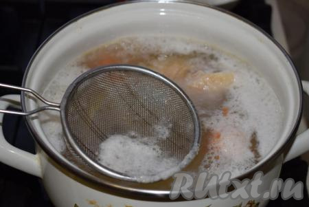 Дадим воде закипеть и снимаем пену при помощи шумовки (или ситечка). Когда пена снята, делаем огонь средним и продолжаем варить наш куриный бульон, примерно, 30-35 минут (до готовности мяса).