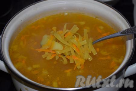 Варим наш суп до готовности лапши (примерно, 10&nbsp;минут - время варки зависит от сорта макаронных изделий). Пробуем получившийся куриный суп на вкус, если надо, добавляем соль, чёрный молотый перец, приправляем специями по вкусу.