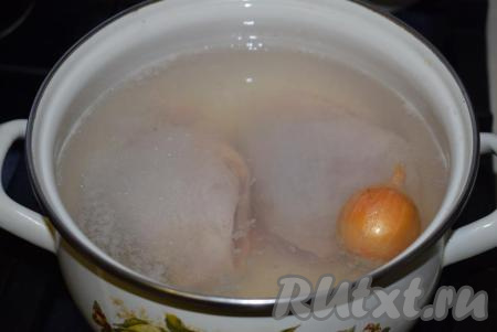 Куриные бедра (или другие части курицы) промываем холодной водой и обсушиваем бумажными полотенцами. В кастрюлю наливаем воду, кладём бедра,&nbsp;целую промытую не очищенную луковицу и кусочек очищенной моркови, отправляем на огонь.&nbsp;Овощи нужны&nbsp;для цвета и аромата бульона.