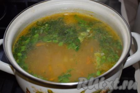 Далее к готовому супу добавляем мелко нарезанную зелень, даем ему&nbsp;закипеть и выключаем огонь.