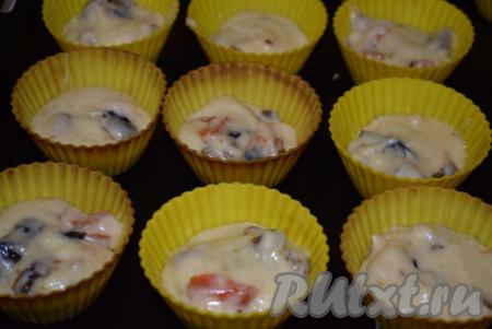 Далее заполняем формочки тестом на 2/3 объёма и отправляем в разогретую духовку. Выпекаем, примерно, 30 минут при температуре 180 градусов.