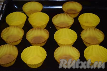 Силиконовые формочки для кексов смажем растительным маслом при помощи кулинарной кисти.