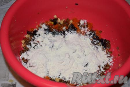 Далее в смесь сухофруктов и орехов кладем 2 столовые ложки&nbsp;муки, перемешиваем. Обваливание сухофруктов и орехов в муке нужно для того, чтобы в дальнейшем начинка равномерно распределилась по кексам и не опадала на дно в процессе выпечки.