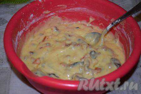 Переливаем тесто в миску к сухофруктам и орехам, хорошо перемешиваем. Наше тесто для кексов готово, оно пахнет лимоном и сухофруктами, по консистенции напоминает сметану средней густоты.